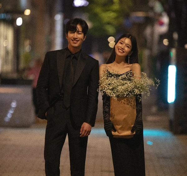 korean-wedding-photoshoot-engaged-couple.webp